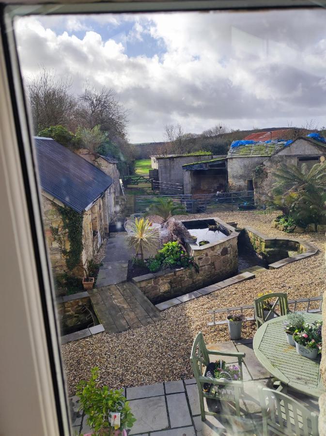 セント・オーステル Pleasant Streams Barn Bed & Breakfast エクステリア 写真