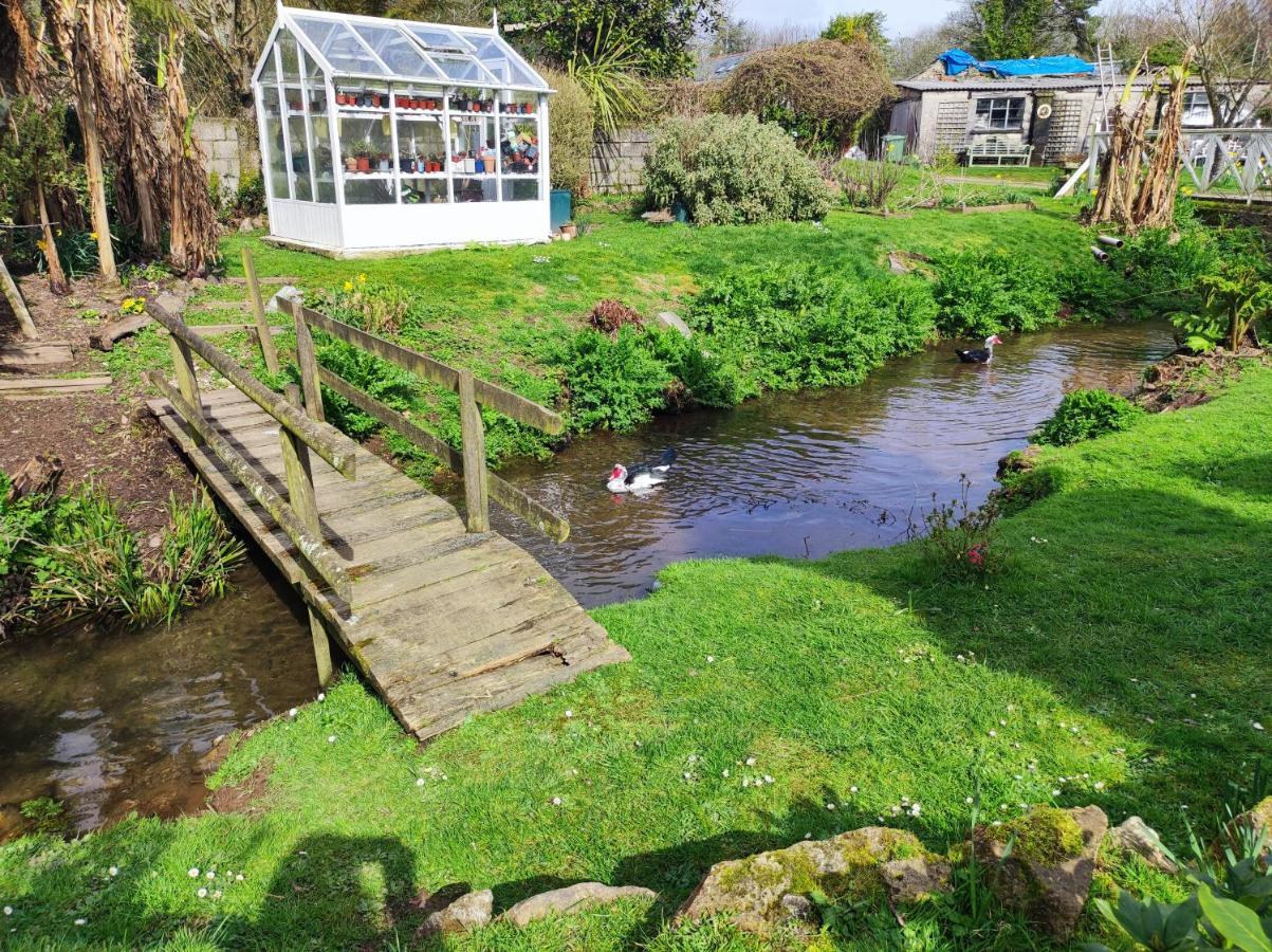 セント・オーステル Pleasant Streams Barn Bed & Breakfast エクステリア 写真